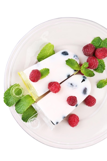 Deser na talerzu z owocami